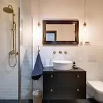 Splendeur - Modern With Private Parking Apartment *