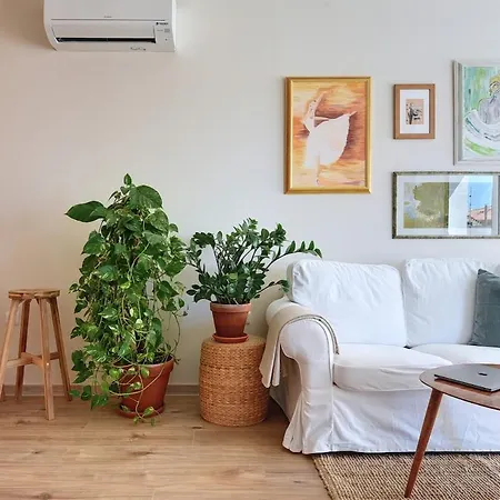 Splendeur - Modern With Private Parking *