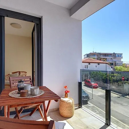 Splendeur - Modern With Private Parking Apartment