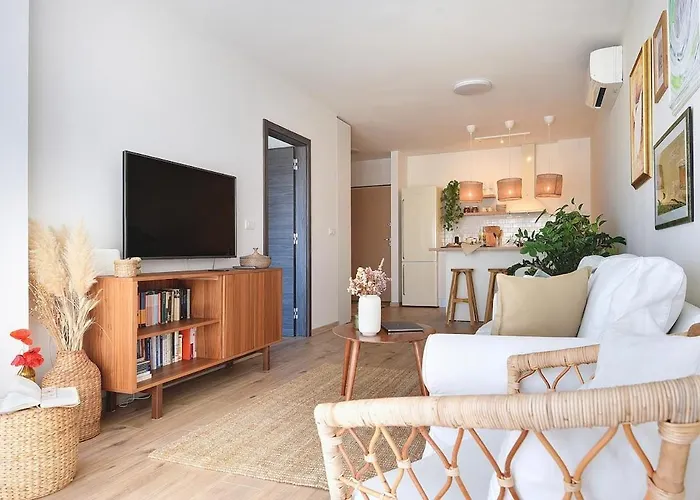 Splendeur - Modern With Private Parking *