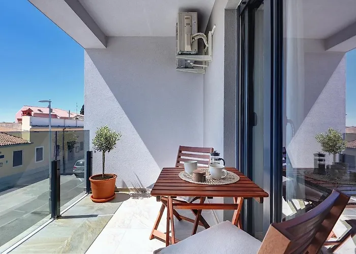 Splendeur - Modern With Private Parking Apartment *