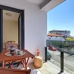 Splendeur - Modern With Private Parking Apartment
